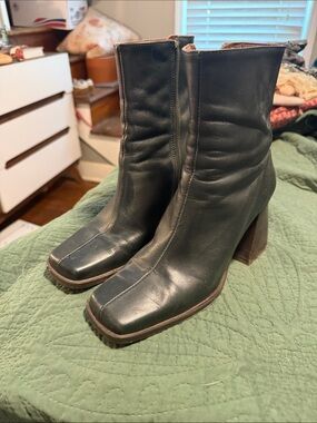 ALOHAS green Square-Toe Leather Block-Heel Ankle Boots